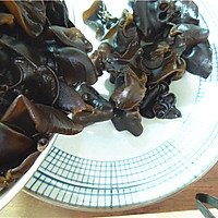 Illustration of how to make cold black fungus with coriander 10