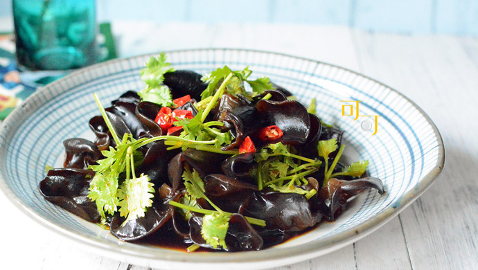 Coriander salad with black fungus