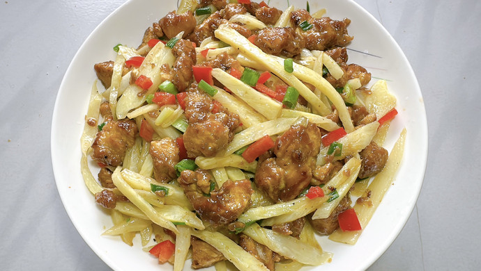 Stir-fried diced chicken with wild rice