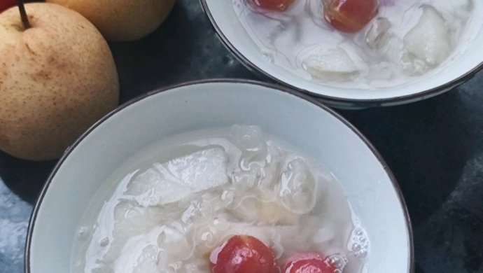 Snow pear, white fungus and red fruit soup