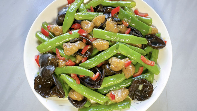 Stir-fried diced pork with cowpea and black fungus