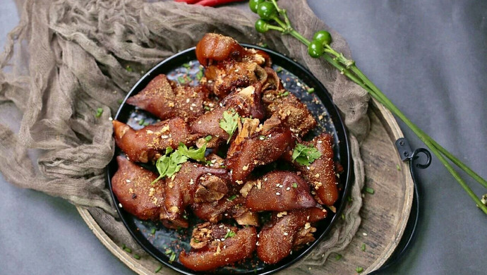 Grilled pig trotters