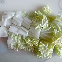 Illustration of how to make cabbage, tofu and egg soup 1