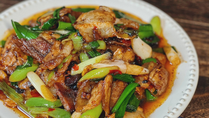 Traditional Sichuan garlic sprouts twice-cooked pork