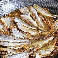 Illustration of how to cook small yellow croaker in sauce 10