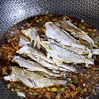 Illustration of how to cook small yellow croaker in sauce 9