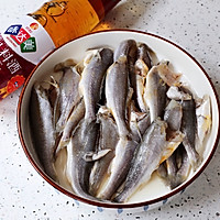 Illustration of how to cook small yellow croaker in sauce 2