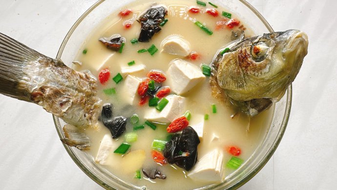 White crucian carp tofu soup