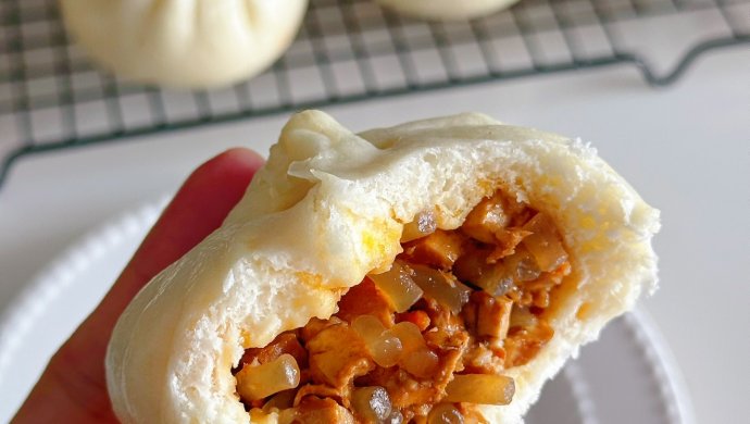 Vermicelli, bean curd and meat buns