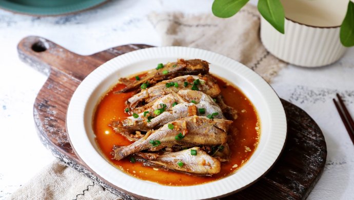 Braised small yellow croaker in sauce