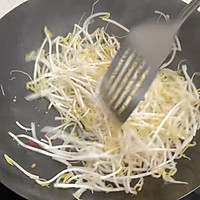 Illustration of how to stir-fry shredded pork with mung bean sprouts 3