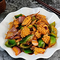 Squid rolls with stir-fried onions and green peppers are delicious and delicious. Illustration of how to make dishes 17