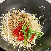 Illustration of how to make stir-fried shredded pork with mung bean sprouts 4