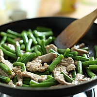 Illustration of how to make fried beans with pork slices 7