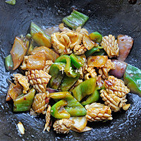 Squid rolls with stir-fried onions and green peppers are delicious and delicious. Illustration of how to make dishes 16