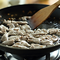 Illustration of how to make fried beans with pork slices 5