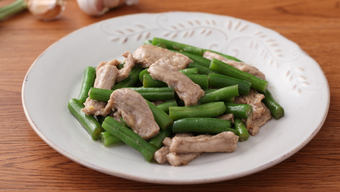 Pork slices and fried beans