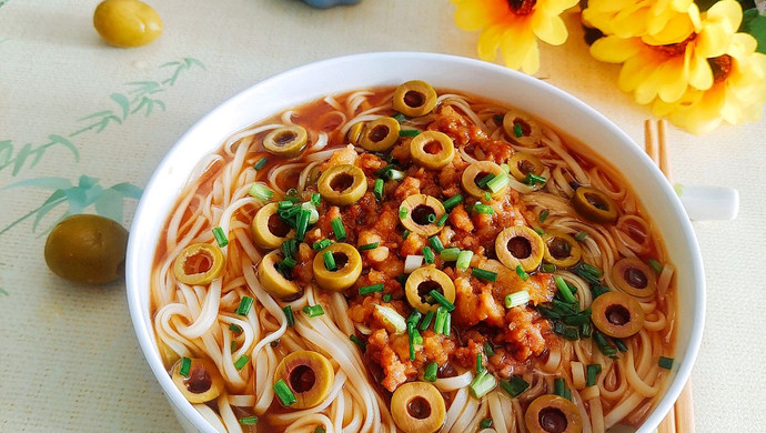 Spanish minced meat pasta with olives