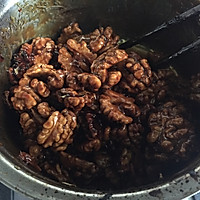 Illustration of how to make sugar-coated amber walnuts 9