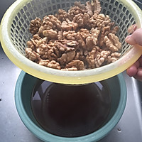 Illustration of how to make sugar-coated amber walnuts 3