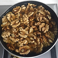 Illustration of how to make sugar-coated amber walnuts 2