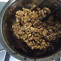 Illustration of how to make sugar-coated amber walnuts 7