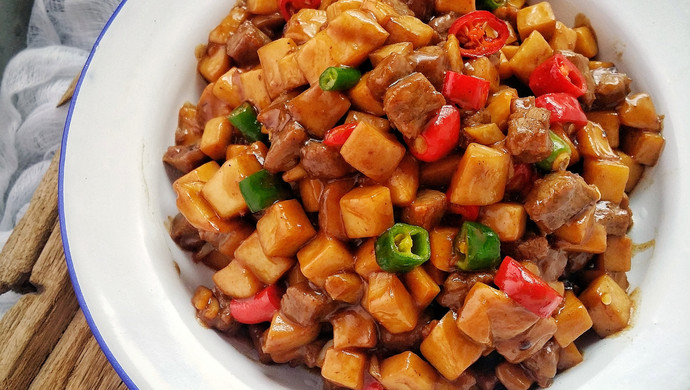 Braised beef cubes with king oyster mushrooms